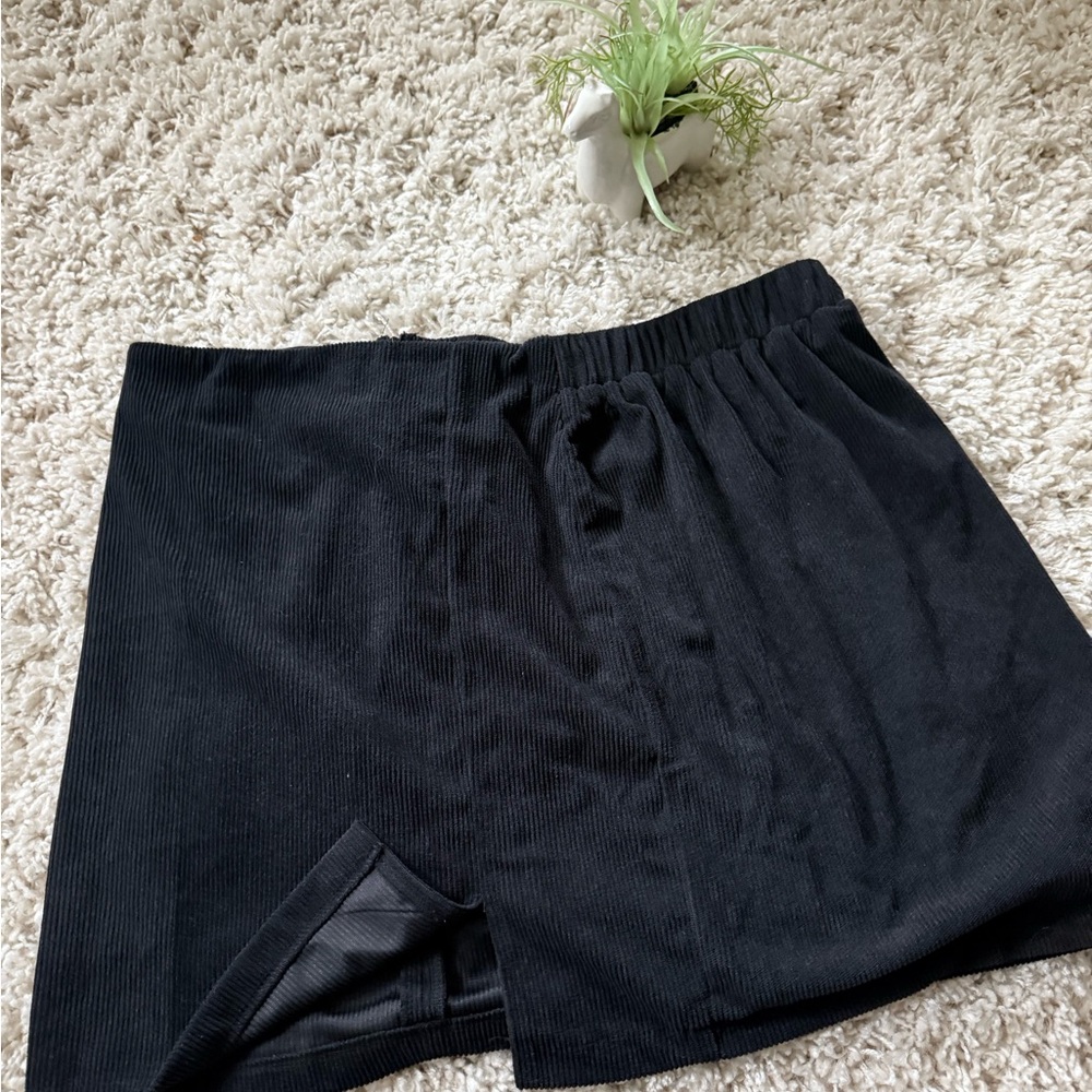 Black corduroy ribbed vintage mini skirt with a hidden zipper
Size XL